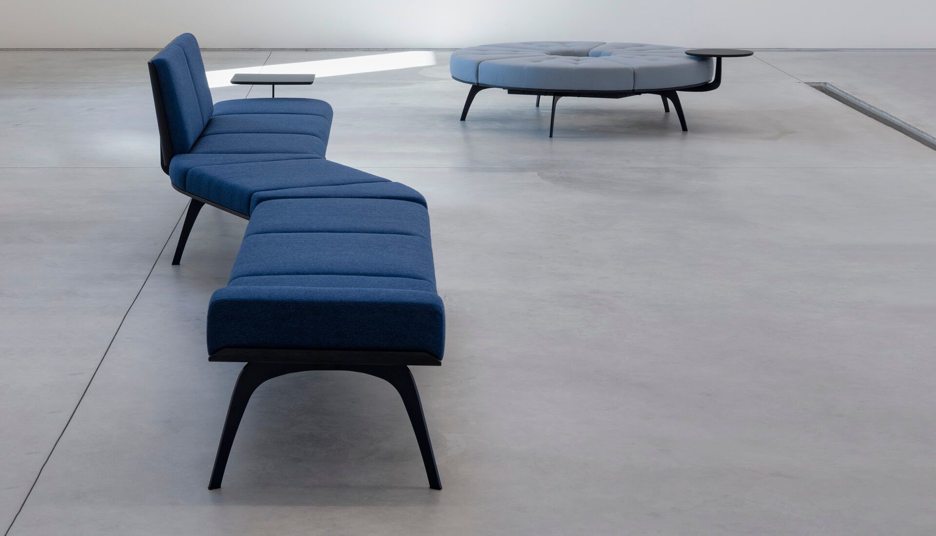 Изогнутая скамья из ткани True Design многоножка ARCH-00035043 - Вид №9