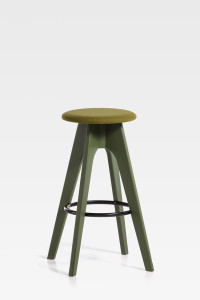 Высокий деревянный стул с мягким сиденьем