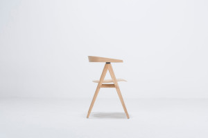 Дубовый стул с подлокотниками с открытой спинкой