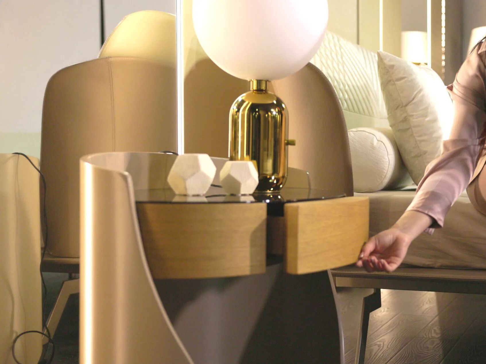 Овальная кожаная тумбочка с ящиками ABLE HUG ARCH-00052800 - Вид №7