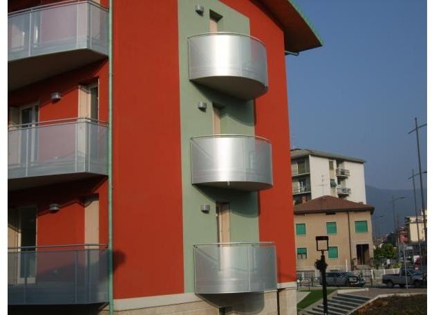 ALUSCALAE Балюстрада с одностворчатой ​​стойкой и алюминиевой панелью sun-id-1434988 - Вид №4