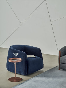 Тканевое кресло с подлокотниками