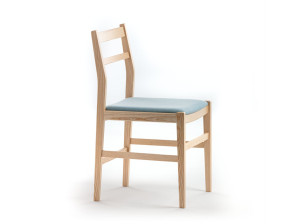 Деревянный стул