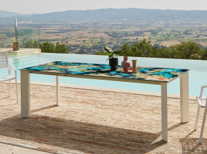 Выдвижной стол из майоликовой лавы и нержавеющей стали