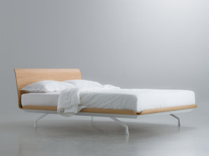 Двуспальная кровать с изогнутыми деревянными элементами