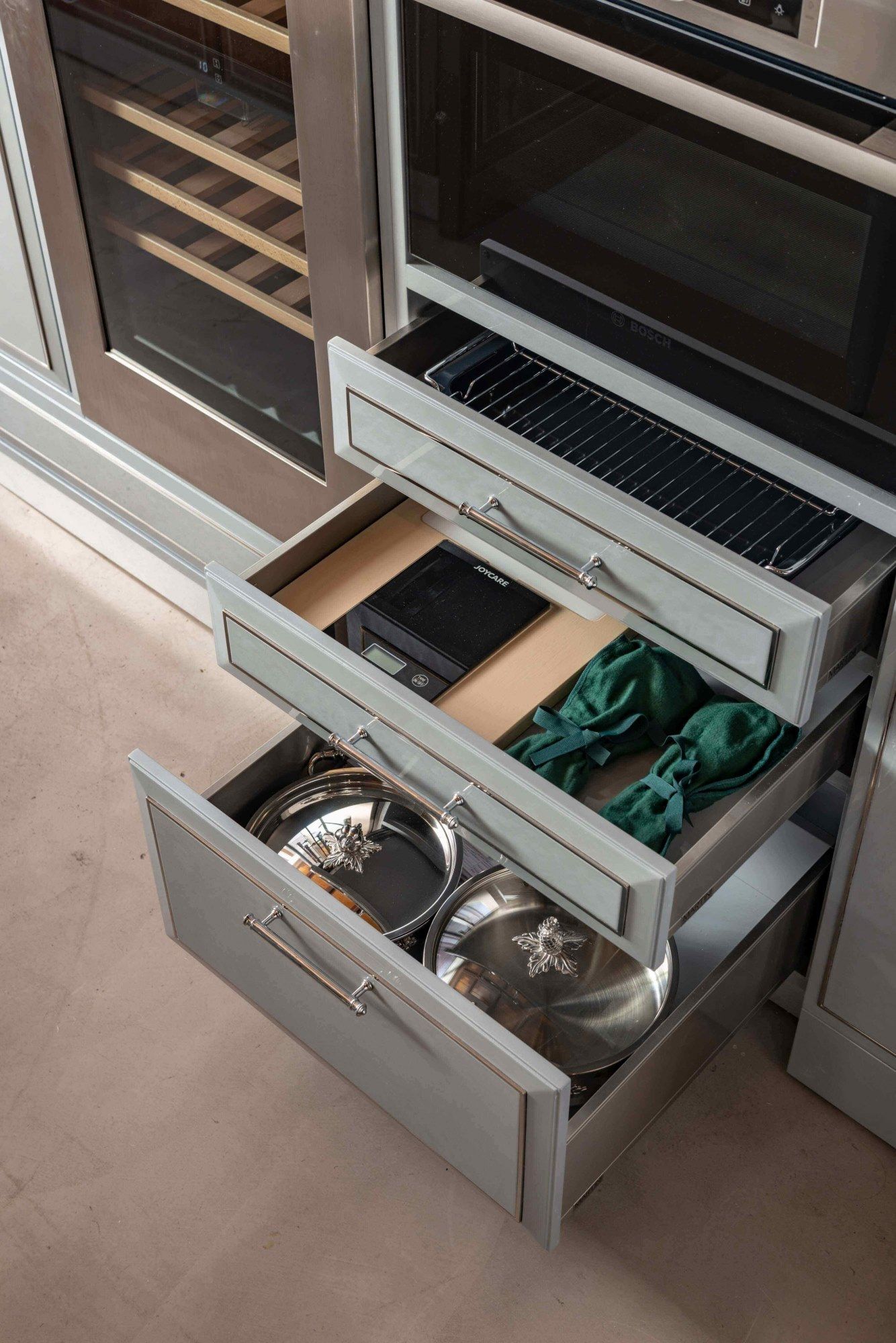 Кухня из эвкалипта с ручками на заказ с полуостровом Martini Interiors эссенция ARCH-00072314 - Вид №16