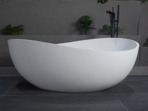 Овальная ванна в центре комнаты в твердой поверхности