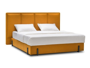 Двуспальная мягкая кровать с высоким изголовьем