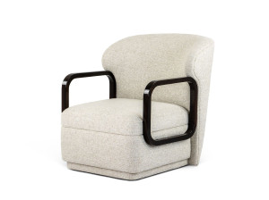 Тканевое кресло с подлокотниками