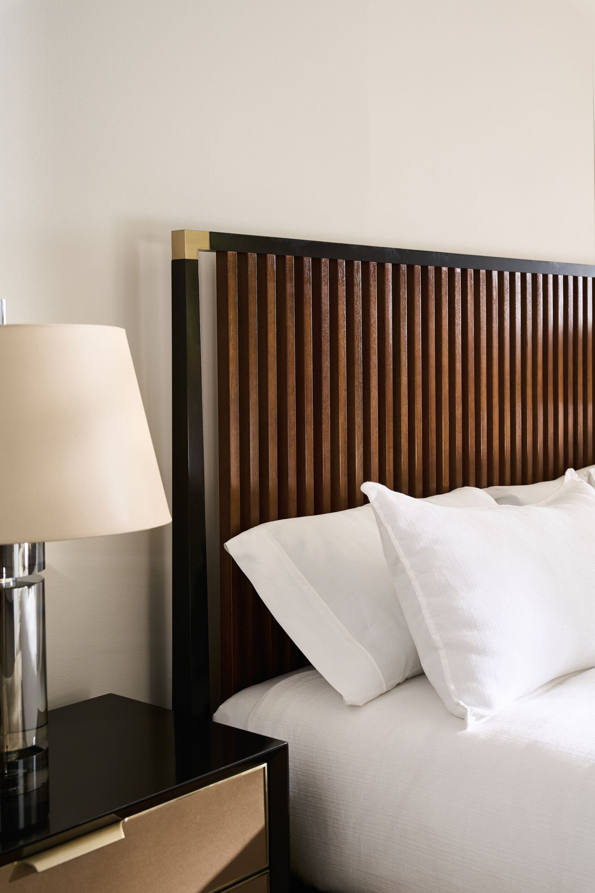 Деревянная кровать размера "king-size" с высоким изголовьем Caracole PINSTRIPE SLATTED ARCH-00128344 - Вид №1