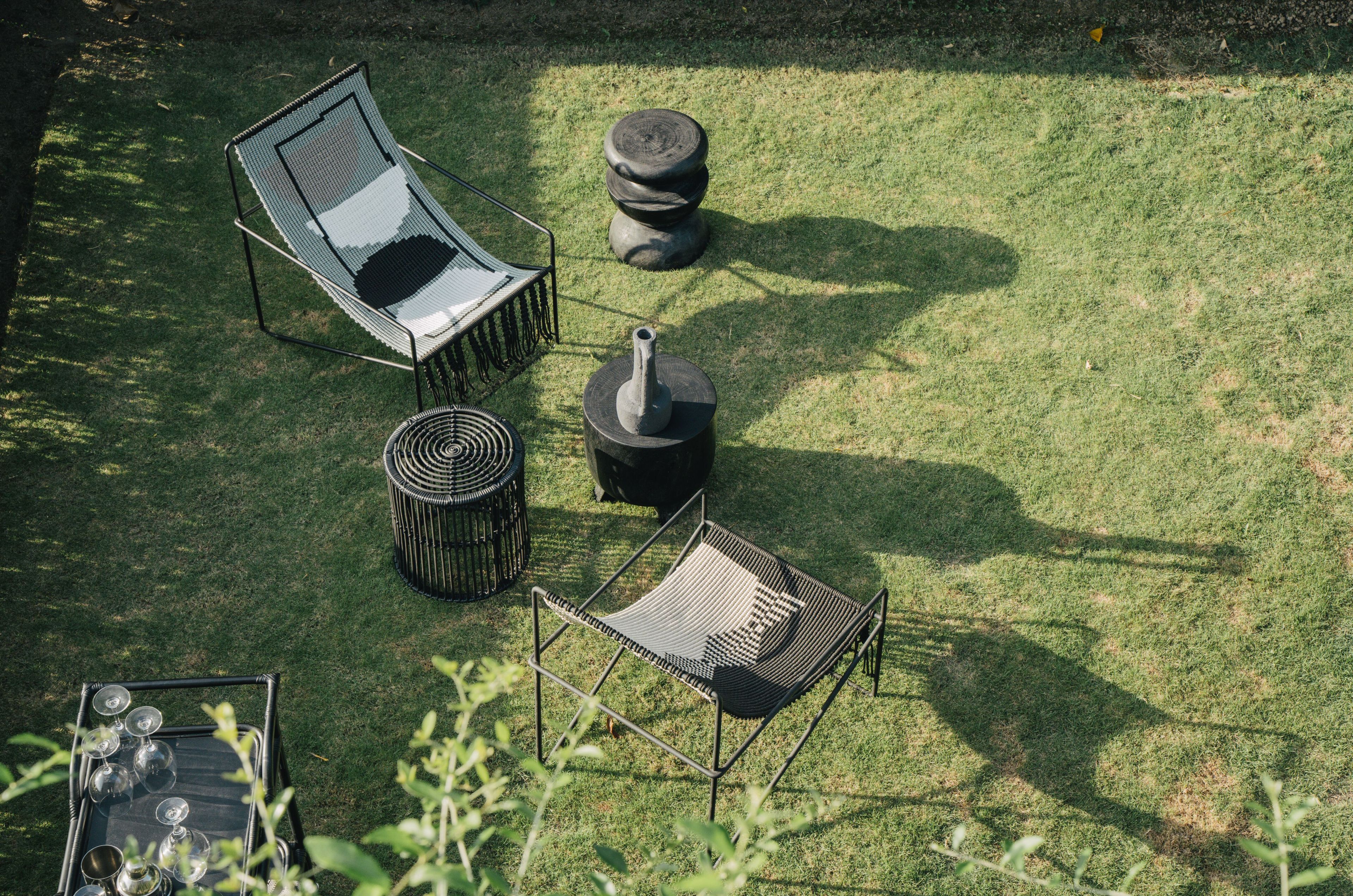 Низкий стул / круглый журнальный столик из дерева Suar cbdesign деревенский стул ARCH-00126994 - Вид №1