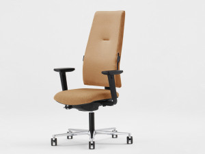 Офисное кресло руководителя с высокой спинкой
