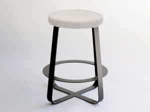 Высокий стул из металла и ткани с мягким сиденьем