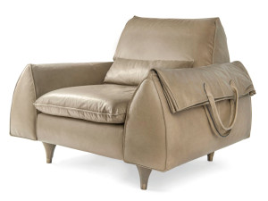 Кожаное кресло с подлокотниками