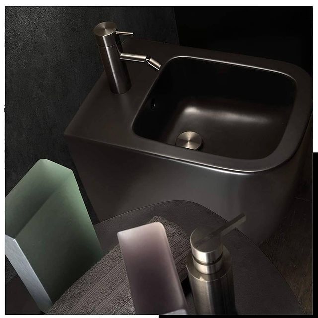 ONE020BKS Смеситель для биде Linki ONE, Черная сатиновая сталь - Вид №1