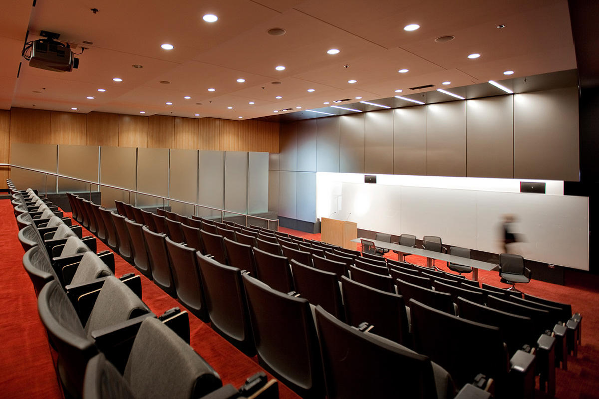 FSRT667 Система облицовки стен Levele глухими панелями; вставки из стекла вивихрома с белой прослойкой и отделкой pearlex +; нержавеющая сталь с льняной отделкой в ​​международном университете флориды - школа бизнеса райдера, медиа-лаборатории, майами, фл Forms-surfaces  - Вид №24