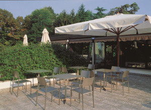 Квадратный стол для контракта