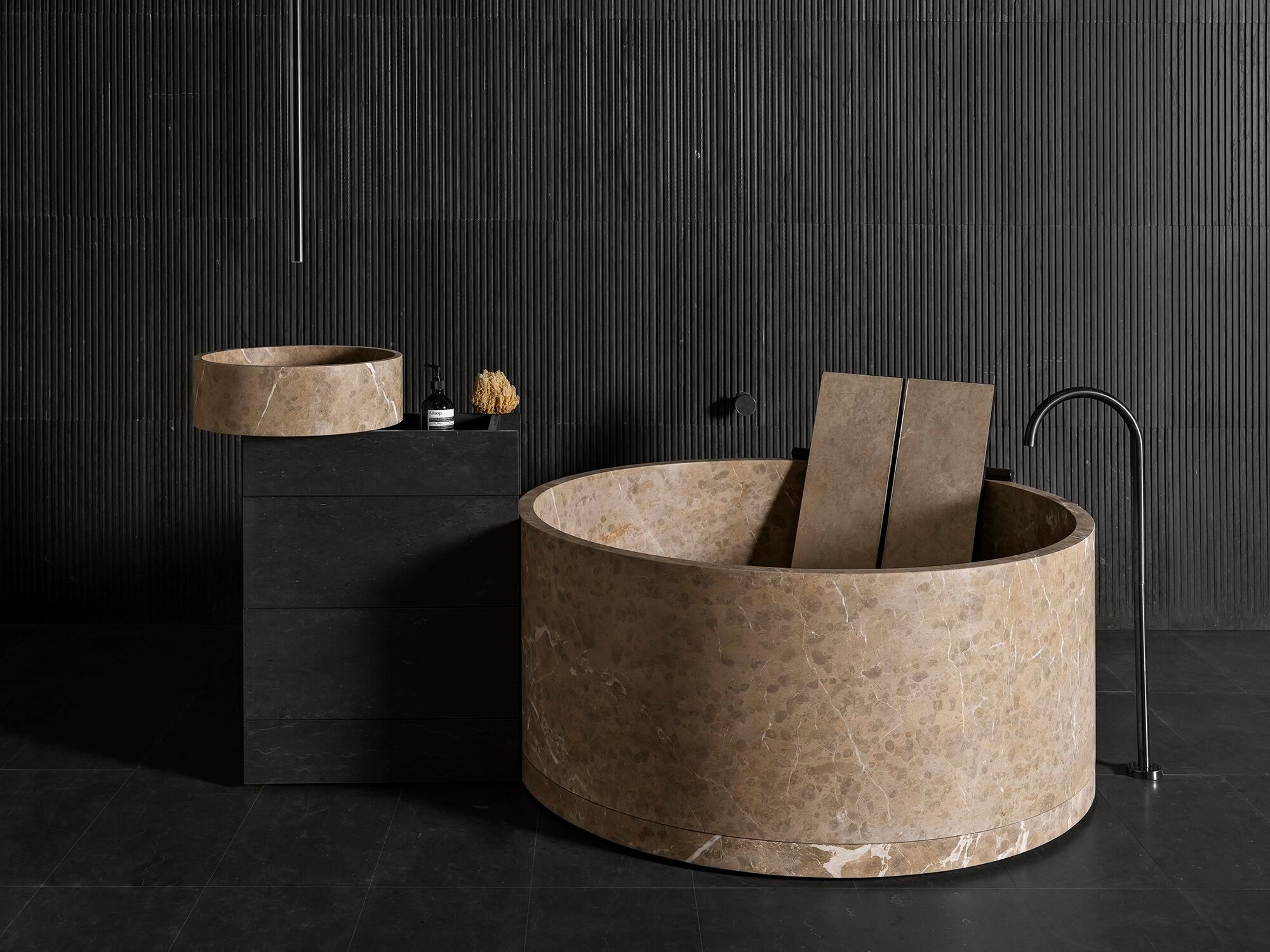 Круглая ванна в центре комнаты из мрамора LUCE DI CARRARA Passage ARCH-00126353 - Вид №2