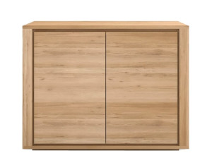 Шкаф из массива дерева с распашными дверями