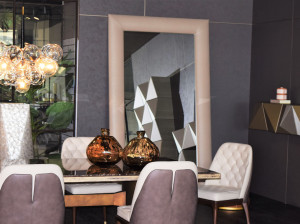 Прямоугольное напольное зеркало в рамке