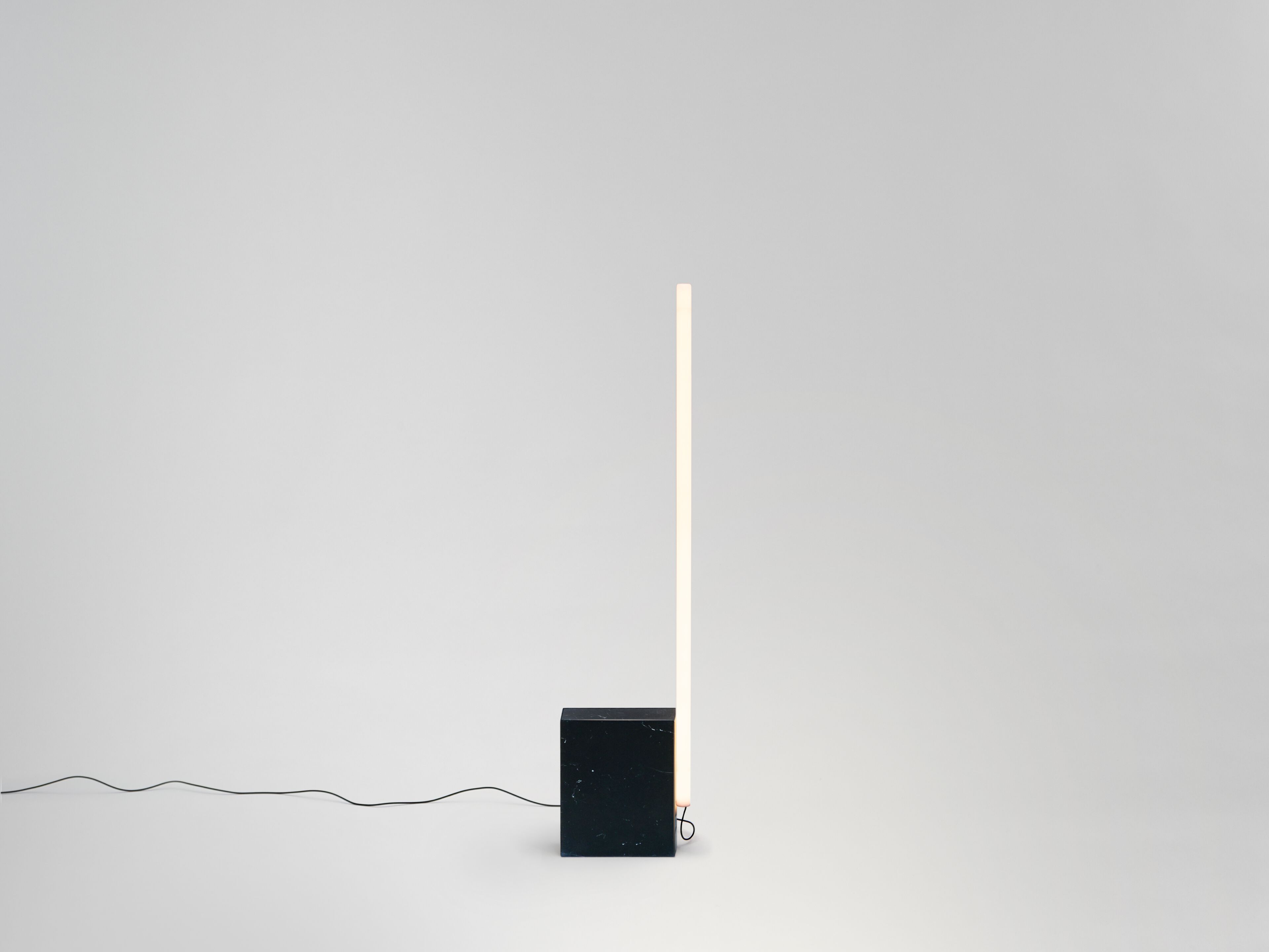 Светодиодный торшер из боросиликатного стекла и мрамора от Nero Marquina Michael Anastassiades RELAY 1 ARCH-00131992