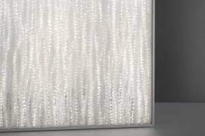 FSRT289 Стекло Vivigraphix Gleam показано в конфигурации световой плоскости с промежуточным слоем узора из нитки жемчуга II в стандартной отделке Forms-surfaces