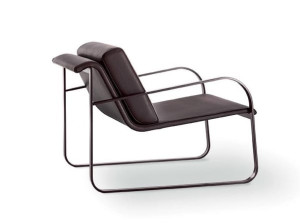 Кожаное кресло с подлокотниками