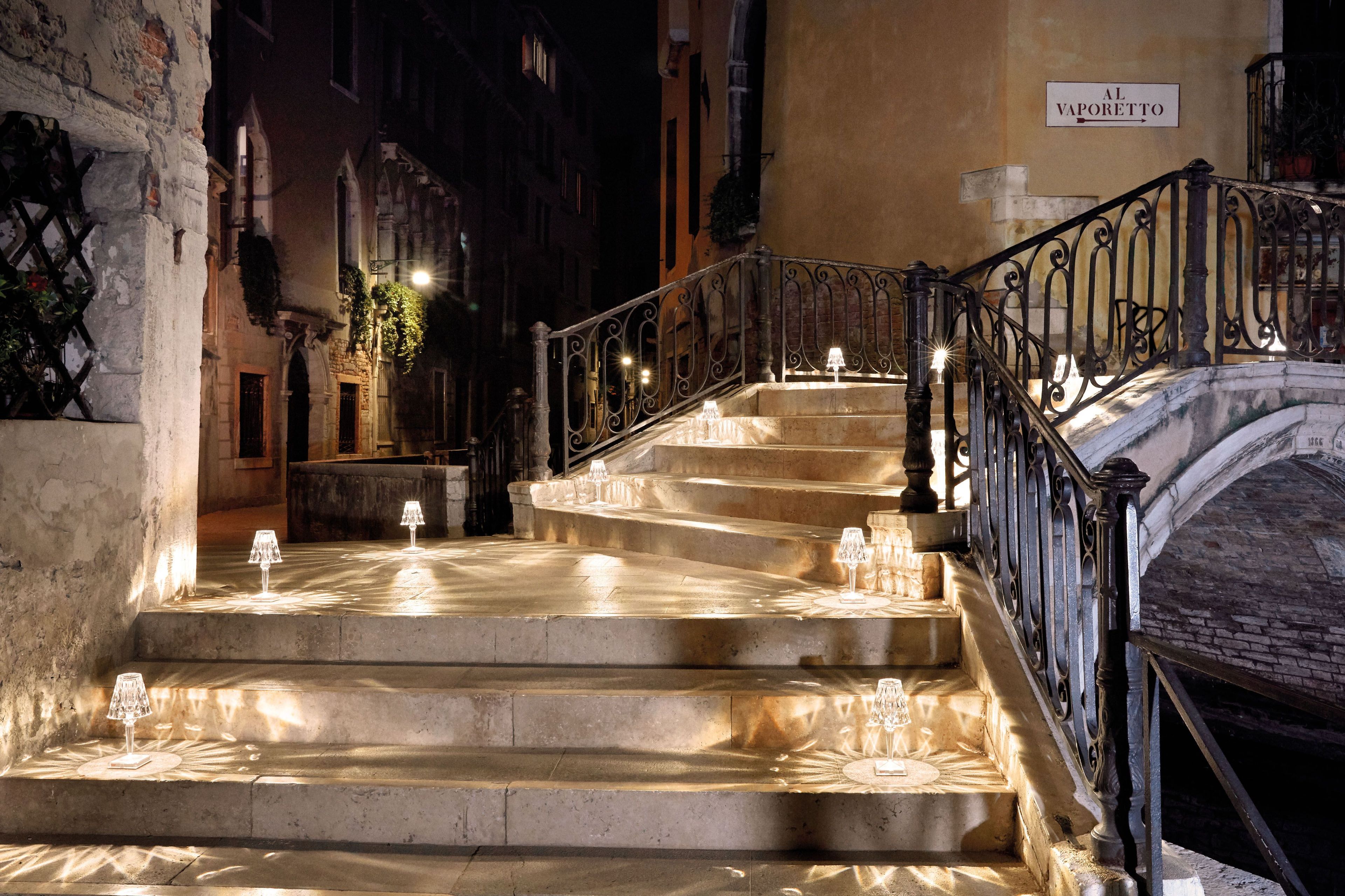 Светодиодная настольная лампа из инженерного пластика с батарейным питанием Kartell BATTERY ARCH-00018992 - Вид №12