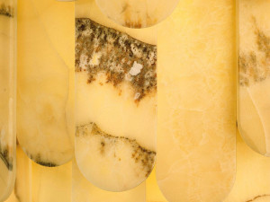 Подвесной светильник из оникса