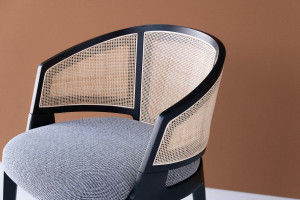 Стул из натурального тростника и ткани со встроенной подушкой