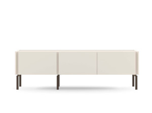 Деревянный шкаф с распашными дверями