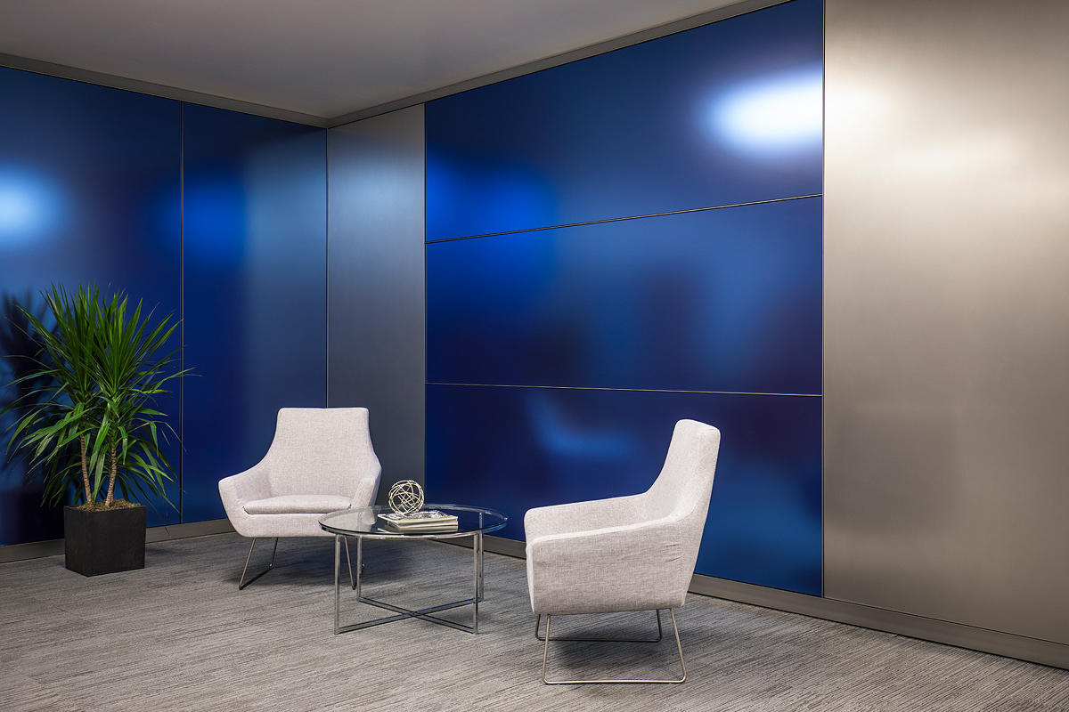 FSRT642 Система обшивки стен Levelr с панелями из стекла vivispectra vektr с индивидуальной прослойкой, показанной в конфигурации Reflective с отделкой pearlex + и открывающими ребрами из нержавеющей стали Forms-surfaces  - Вид №17