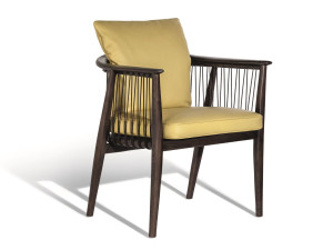 Кожаное кресло с подлокотниками