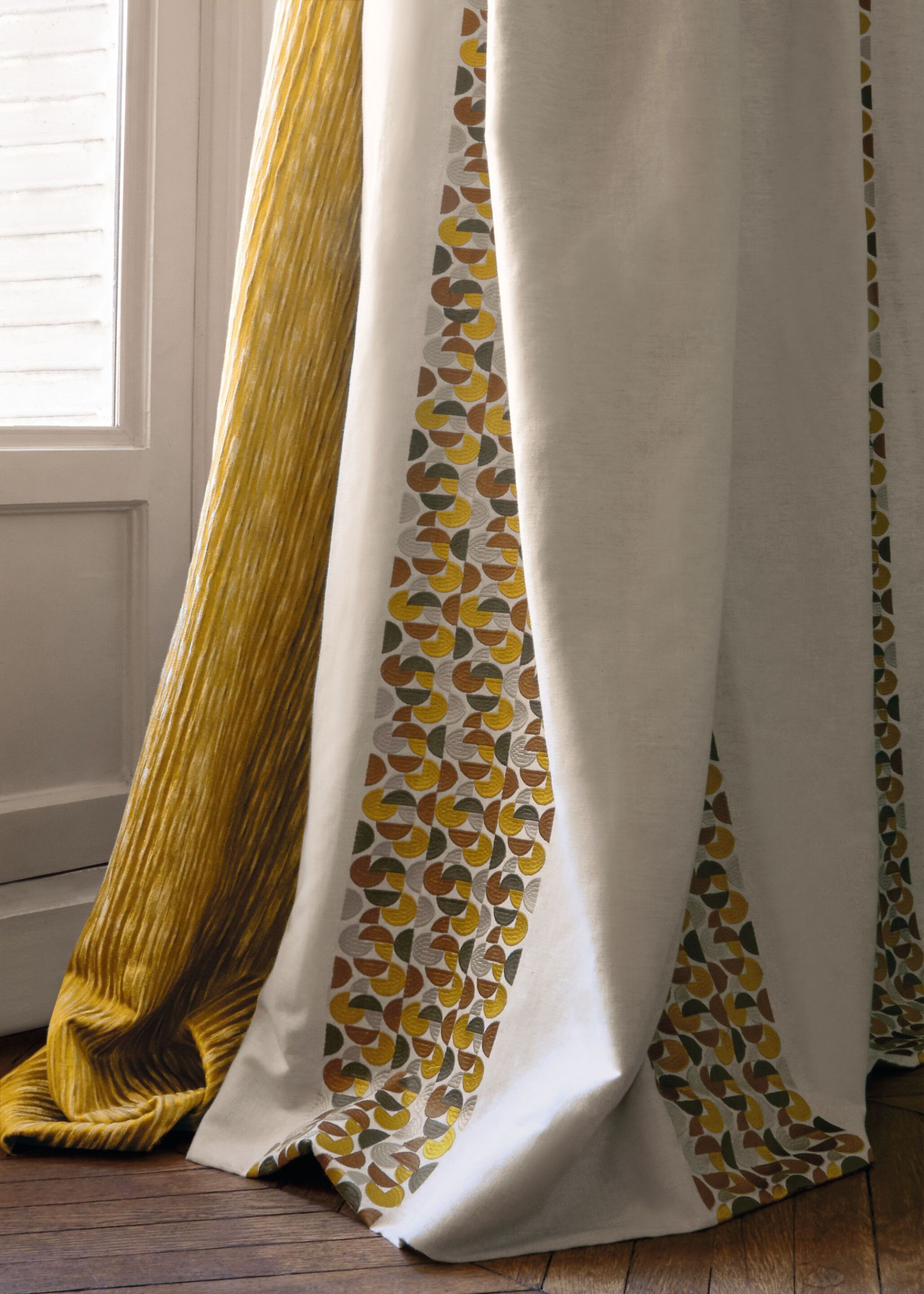 Вышитая ткань для штор с графическим рисунком Casamance Arty ARCH-00144995 - Вид №2