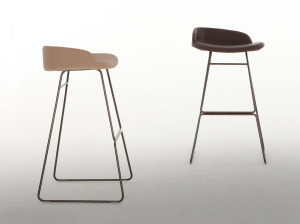 Высокий табурет с мягкой подкладкой