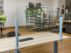 STUDIO T Настольная перегородка из стекла Inuno