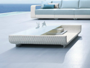 Журнальный столик из алюминия и стекла