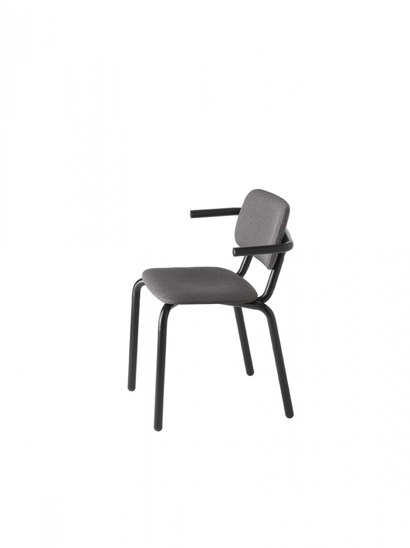 Hull 628M Стул с подлокотниками и стальным каркасом, 4 ножки. Сиденье и спинка мягкие. Et al. Hull