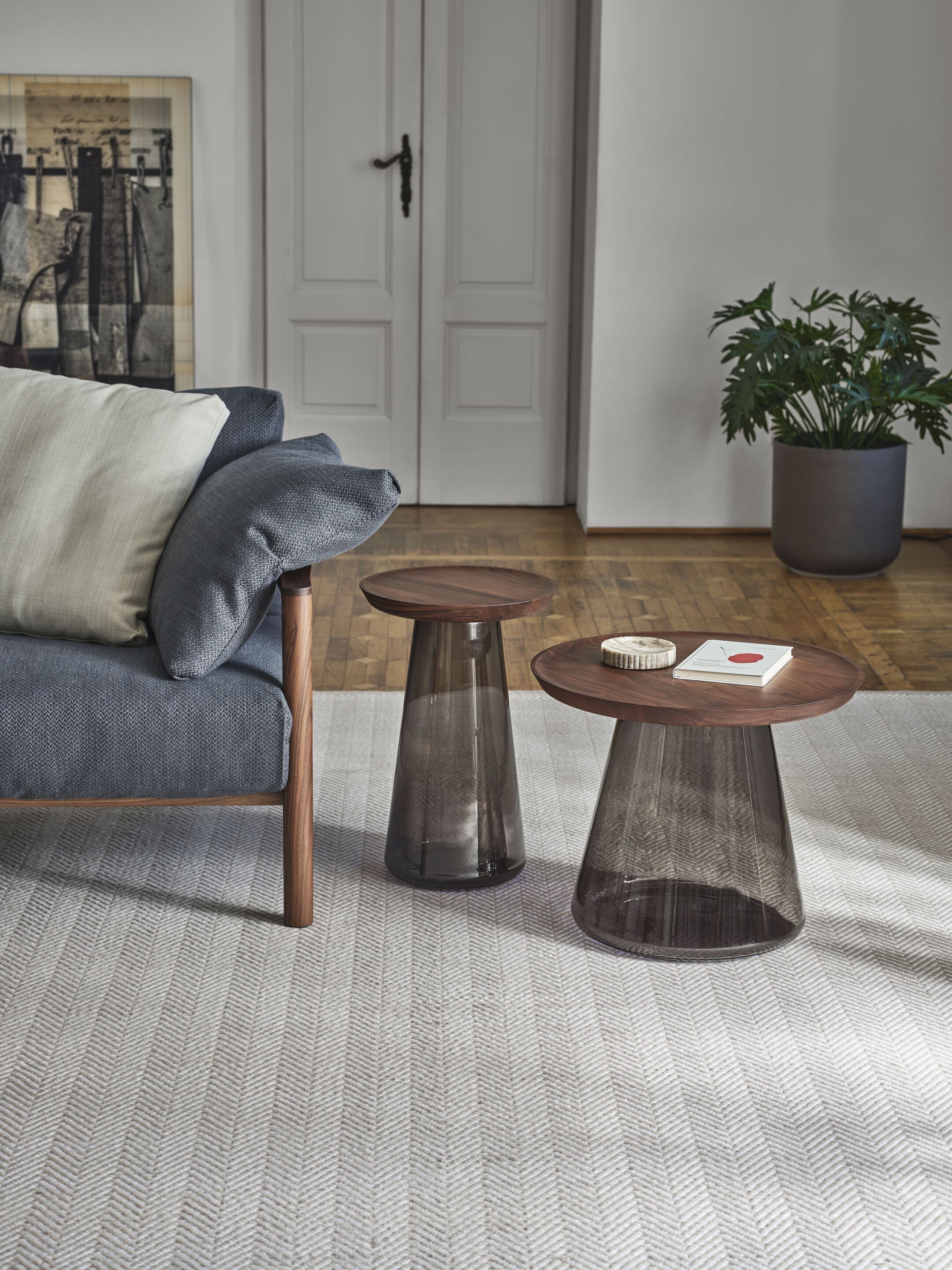 Высокий журнальный столик из дутого стекла и ореха Porada двадцать четыре ARCH-00019210 - Вид №1