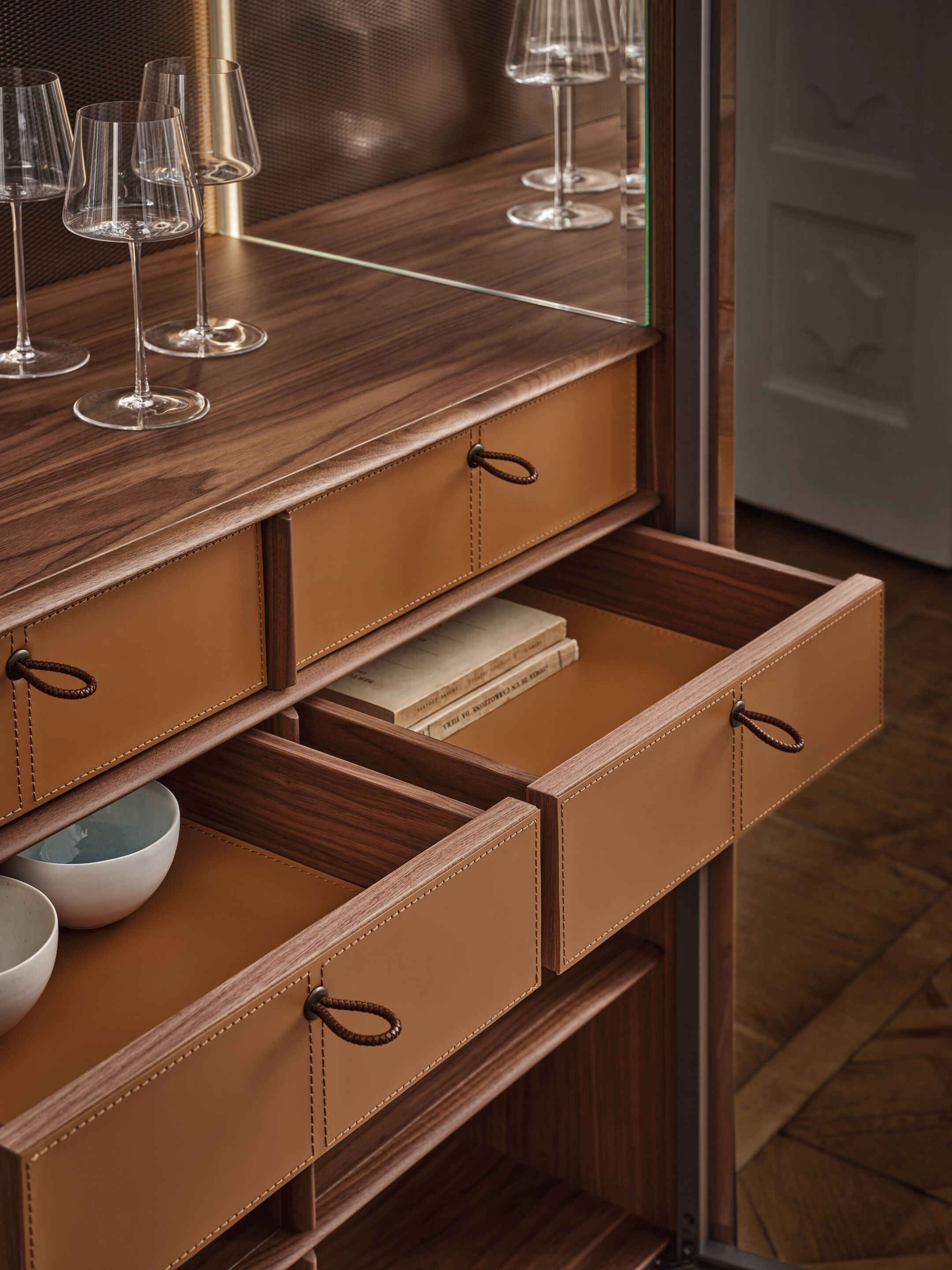 Шкаф из орехового дерева со встроенным освещением Porada двадцать четыре ARCH-00107630 - Вид №1