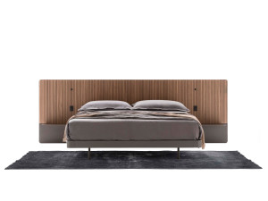 Деревянная двуспальная кровать со встроенными тумбочками