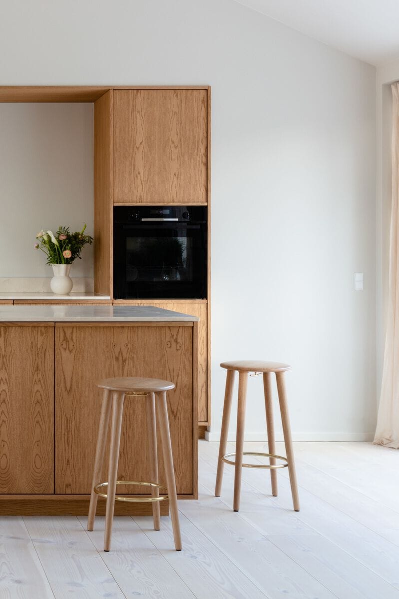 Высокий дубовый стул с подставкой для ног UMAGE светская львица ARCH-00128096 - Вид №5