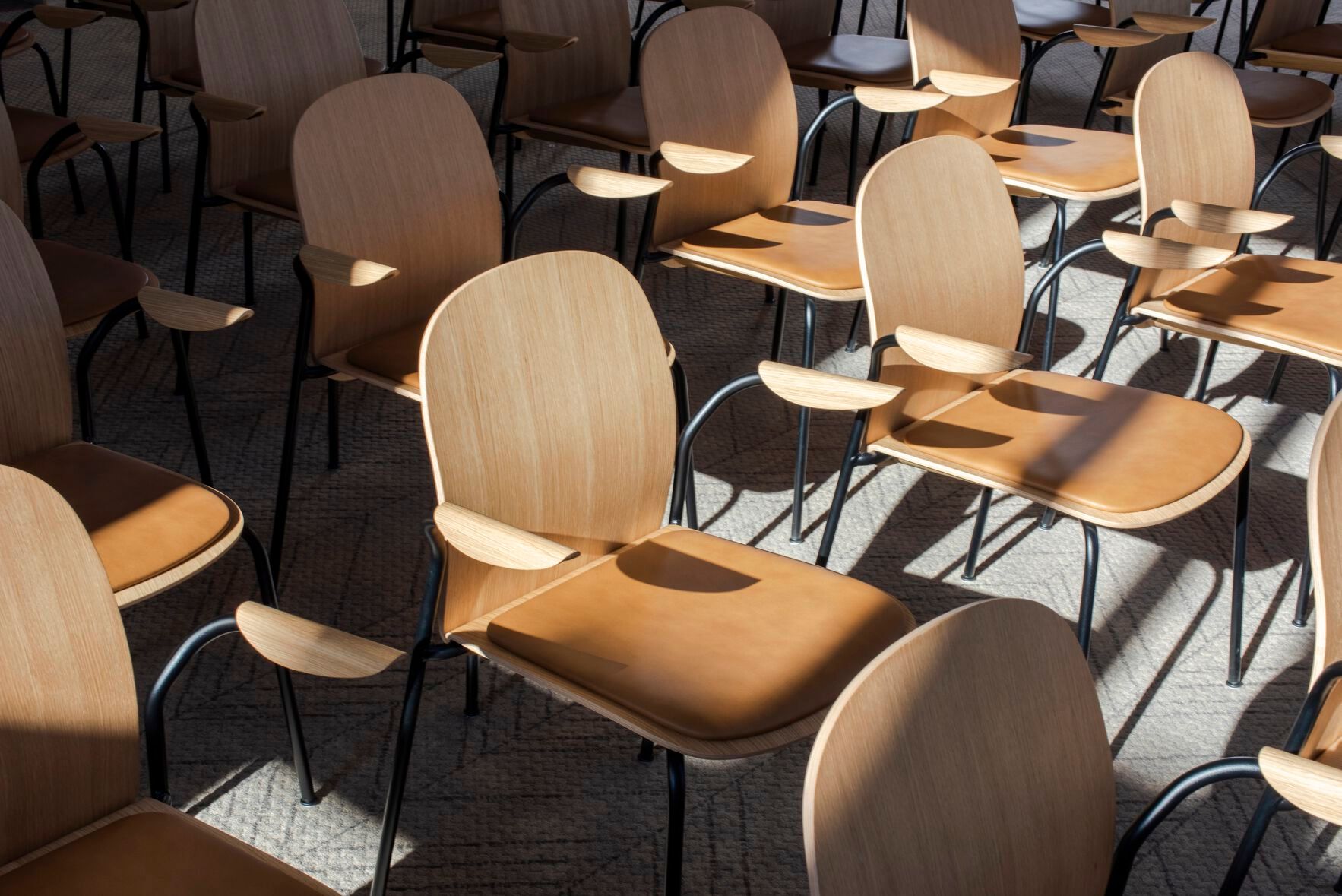 Штабелируемый стул из грецкого ореха с мягким сиденьем Gazzda Book ARCH-00092588 - Вид №7