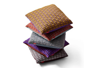 Квадратная подушка из ткани с рисунком