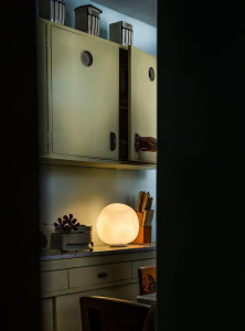 Светодиодная настольная лампа из дутого стекла