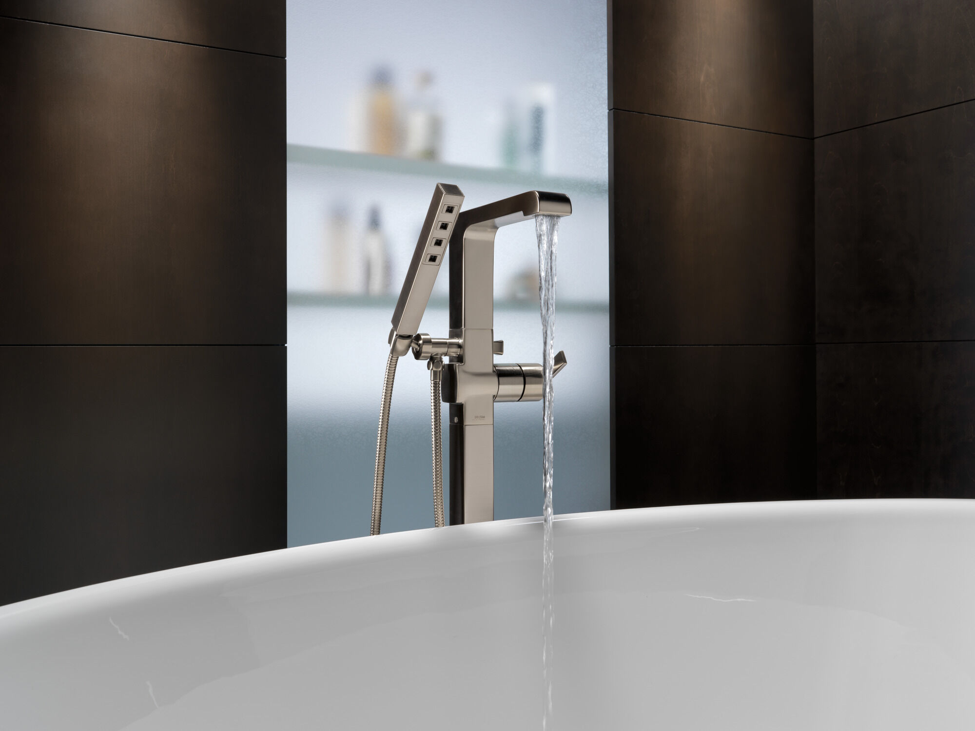 T4767-SSFL Напольная накладка для ванны с одной ручкой и ручным душем Delta Faucet Ara Нержавеющая сталь - Вид №6