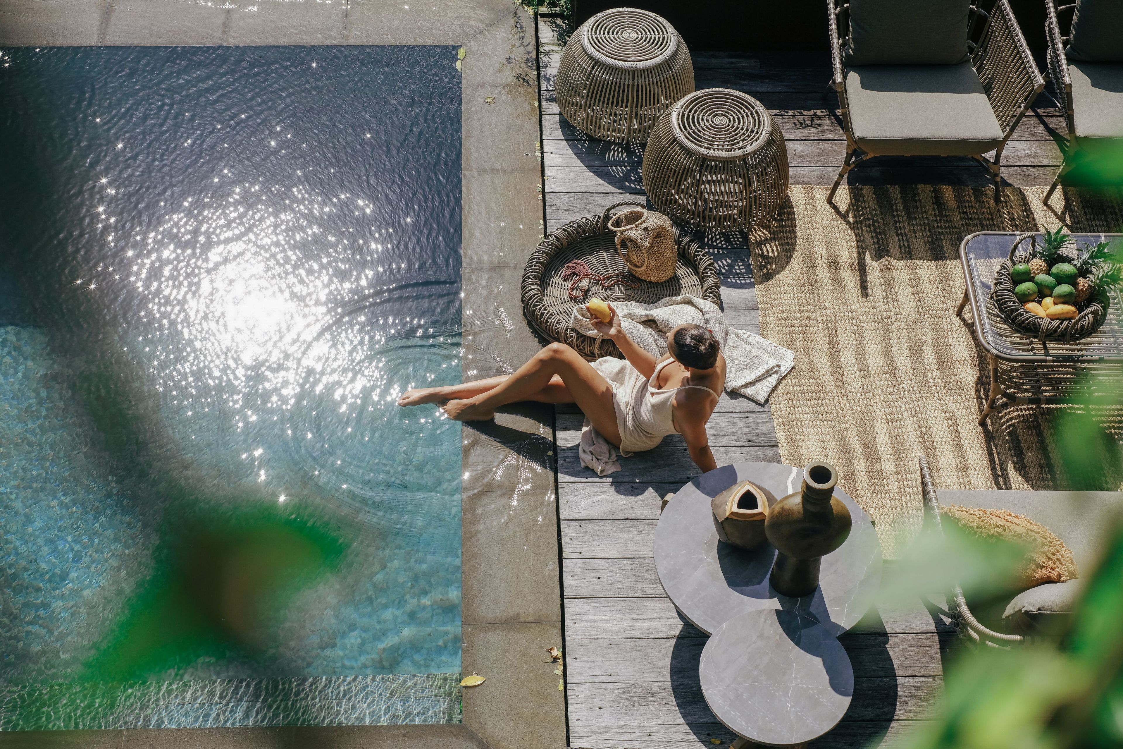 Высокий круглый стол из тикового дерева с мраморной столешницей cbdesign стела ARCH-00124599 - Вид №1