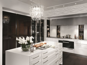 Лакированная кухня с зоной колонн из глянцевого черного дерева / стекла