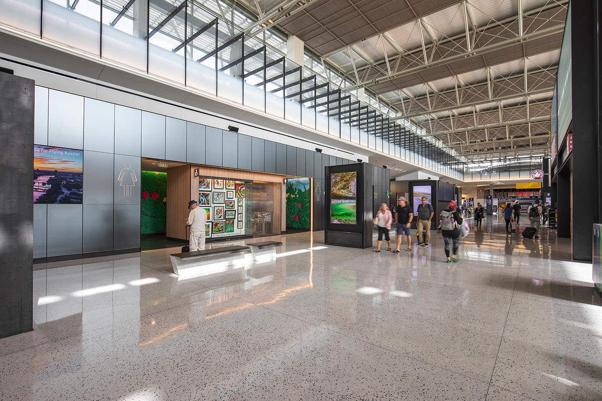 FSRT636 Система облицовки стен Levelr с панелями из вивихромового хромового стекла в отражающей конфигурации с индивидуальной цветовой прослойкой и опалексной отделкой, индивидуальной графикой туалета с индивидуальной подсветкой световой панели и настраив Forms-surfaces  - Вид №6