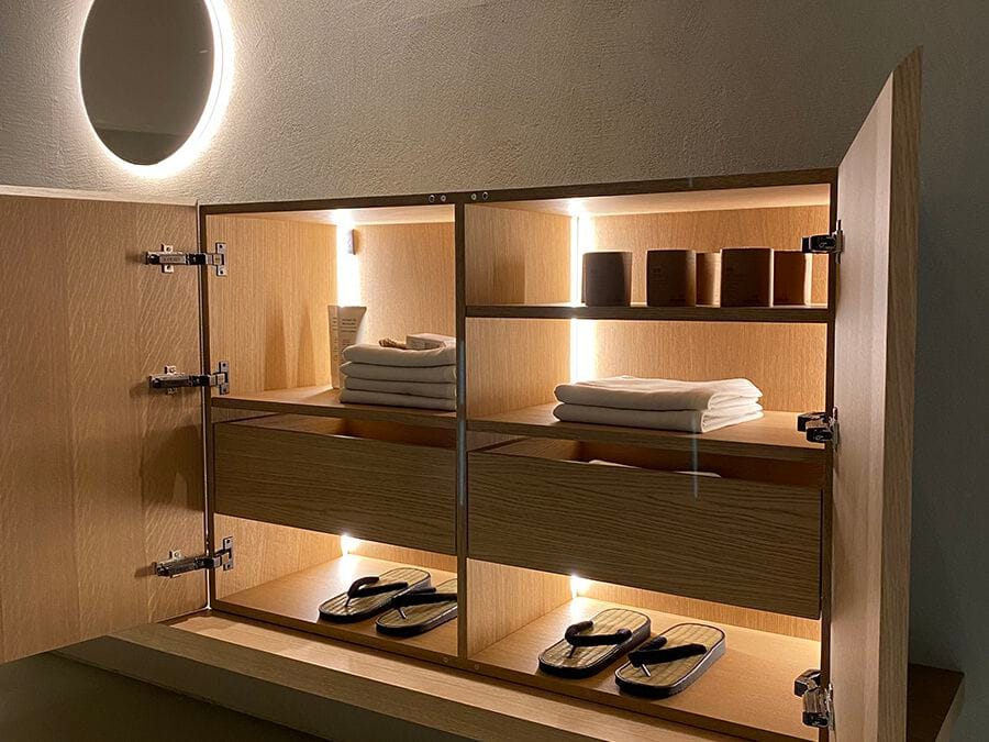 Деревянный шкаф для ванной комнаты с дверцами и встроенным освещением Inbani Edge ARCH-00142908 - Вид №6